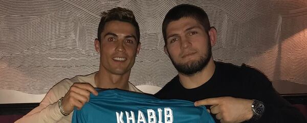 Cristiano Ronaldo y Khabib Nurmagomedov (archivo) - Sputnik Mundo