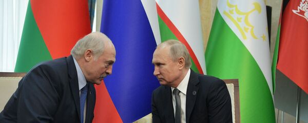 Alexandr Lukashenko, presidente de Bielorrusia, y Vladímir Putin, presidente de Rusia - Sputnik Mundo