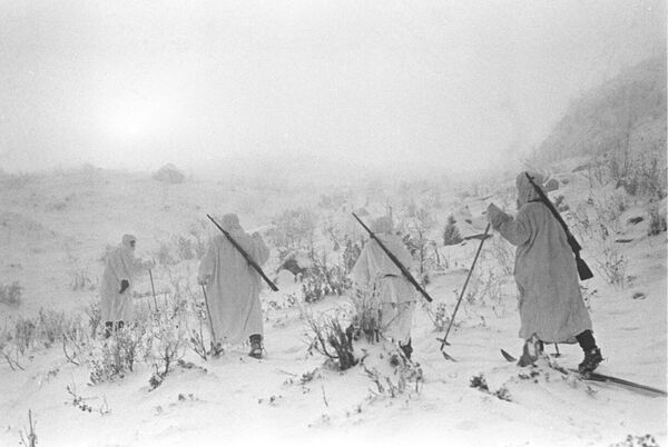 Soldados soviéticos del Frente de Carelia en una incursión en la retaguardia del enemigo el noviembre de 1941 - Sputnik Mundo