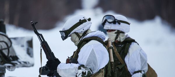 Unos soldados de la Flota del Norte participa de unos entrenamientos durante el invierno - Sputnik Mundo