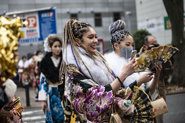 Al llegar a la mayoría de edad, los jóvenes japoneses tienen derecho a votar, a comprar y beber alcohol, a hacer transacciones con bienes raíces y muchas otras cosas que antes no podían hacer. En la foto: unas chicas en la ceremonia en Yokohama.  - Sputnik Mundo