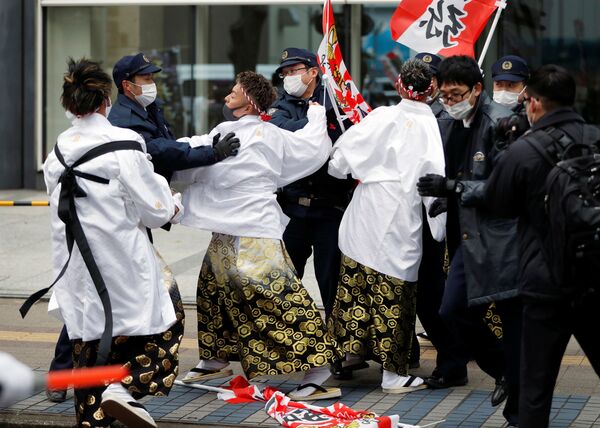 Hasta mediados del siglo XIX, los chicos y las chicas llegaron a ser adultos en diferentes momentos. En 1876, la mayoría de edad para ambos se fijó en 20 años. En la foto: unos policías durante la celebración en Yokohama. - Sputnik Mundo