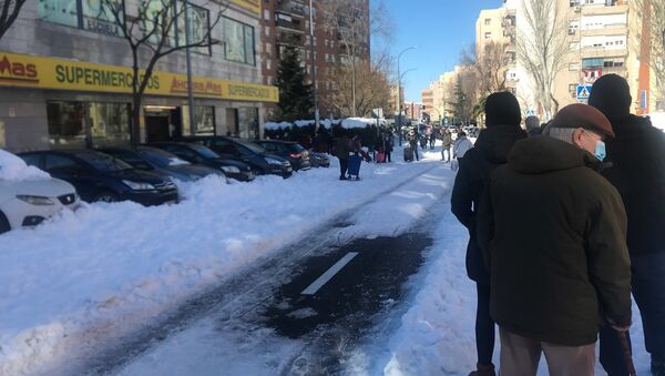 Largas filas para entrar en un supermercado de Madrid tras el temporal - Sputnik Mundo