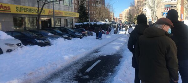 Largas filas para entrar en un supermercado de Madrid tras el temporal - Sputnik Mundo