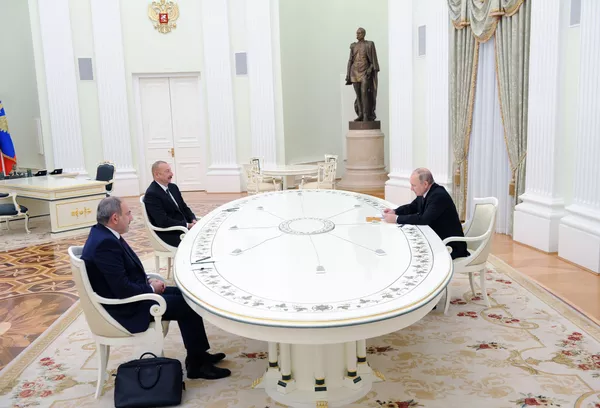 La cumbre trilateral entre el presidente de Rusia, Vladimir Putin, su homólogo azerí, Ilham Aliyev, y el primer ministro armenio, Nikol Pashinián La cumbre trilateral entre el presidente de Rusia, Vladimir Putin, su homólogo azerí, Ilham Aliyev, y el primer ministro armenio, Nikol Pashinián - Sputnik Mundo