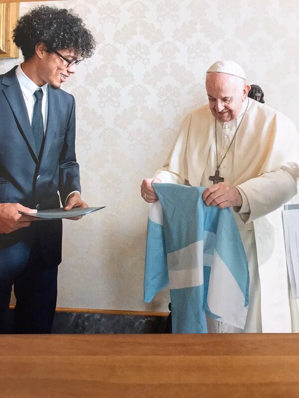 Efraín Dawkins obsequió una bandera de San Andrés al papa - Sputnik Mundo