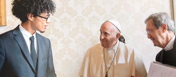 Efraín Dawkins en su encuentro con el papa Francisco en el Vaticano - Sputnik Mundo