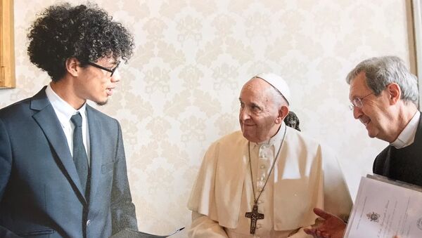 Efraín Dawkins en su encuentro con el papa Francisco en el Vaticano - Sputnik Mundo