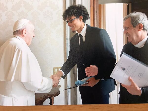 El Papa recibió a Efraín, junto a  Bruno Marie Duffé, en la biblioteca privada del palacio apostólico Secunda Nuncia Cortina Santamasco - Sputnik Mundo