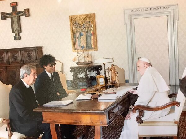 El encuentro con el papa, que duró 30 minutos, Efraín habló sobre construir espacios de memoria, cultura y educación en San Andrés - Sputnik Mundo