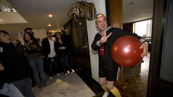 El actor mexicano Carlos Villagrán interpretando el persona de Quico durante un evento en 2008 - Sputnik Mundo