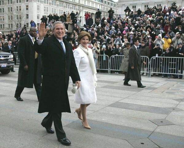 Tras los atentados del 11S, la seguridad se convirtió en una preocupación todavía mayor en la segunda ceremonia de investidura de George W. Bush. La ruta del desfile inaugural, así como otros sitios relacionados con la ceremonia, fueron protegidos por cerca de 13.000 policías y soldados. La toma de posesión contó también con patrullas aéreas en helicópteros y aviones de combate, así como numerosos francotiradores en los tejados.En la foto: acompañados de miembros del servicio secreto, el presidente George W. Bush y la primera dama, Laura Bush, caminan durante el desfile inaugural frente a la Casa Blanca - Sputnik Mundo