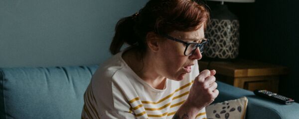 Una persona tosiendo - Sputnik Mundo