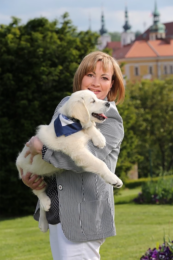 La familia del presidente checo, Milos Zeman, tiene a un golden retriever blanco llamado Darcy. La esposa del presidente, Ivana, le puso ese nombre en honor al héroe de la novela 'Orgullo y Prejuicio' de Jane Austen.En la foto: la primera dama checa, Ivana Zeman, con su mascota Darcy.  - Sputnik Mundo