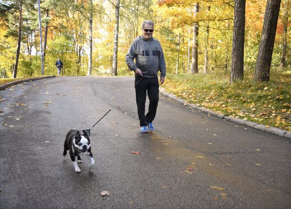 El perro sonriente del presidente finlandés, Sauli Niinisto, un terrier de Boston llamado Lennu, se convirtió en una auténtica estrella nacional y conquistó internet.En la foto: Sauli Niinisto y el perro Lennu pasean en Helsinki, 2018.   - Sputnik Mundo