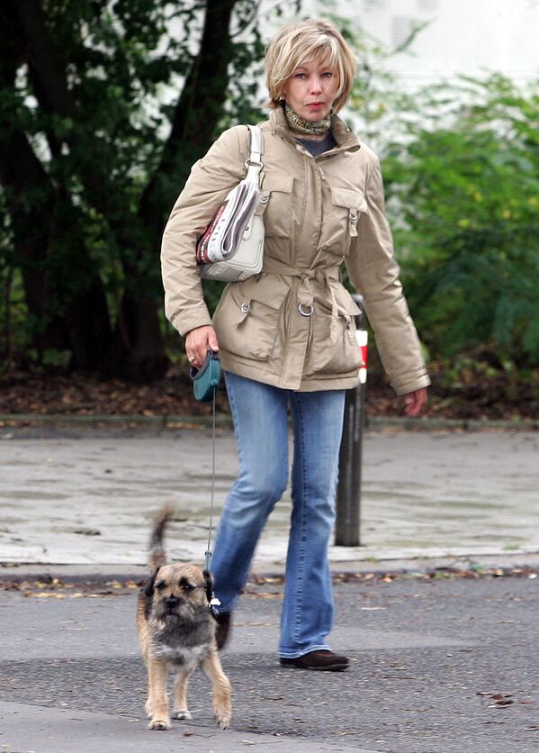 El perro del canciller alemán Gerhard Schroder, un border terrier llamado Holly, se convirtió en una verdadera estrella de la publicidad. La esposa del canciller, Doris, periodista de profesión, creó y lanzó una serie de accesorios para perros: collares, juguetes, ropa de cama, cuencos, champú, comida y más. Y todos estos productos para perros están adornados con una foto de la cara triste de Holly.La foto: Doris Schroder-Kopf, esposa de Gerhard Schroder, con Holly en Hannover en 2005. - Sputnik Mundo