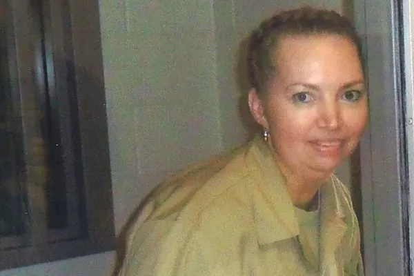Lisa Montgomery fue condenada a muerte por un tribunal federal después de estrangular a Bobby Joe Stinnett, de 23 años, embarazada de ocho meses, en diciembre de 2004 y extirpar a la niña de su útero, en un intento de hacerla pasar por suya. La ejecución de Montgomery se llevó a cabo mediante inyección letal en la prisión de Terre Haute en Indiana. La mujer fue declarada muerta el 13 de enero a las 01:31, hora local. Lisa Montgomery fue condenada a muerte por un tribunal federal después de estrangular a Bobby Joe Stinnett, de 23 años, embarazada de ocho meses, en diciembre de 2004 y extirpar a la niña de su útero, en un intento de hacerla pasar por suya. La ejecución de Montgomery se llevó a cabo mediante inyección letal en la prisión de Terre Haute en Indiana. La mujer fue declarada muerta el 13 de enero a las 01:31, hora local. - Sputnik Mundo
