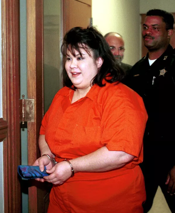 La enfermera Christina Riggs, de 26 años, que sufría de depresión, en noviembre de 1997 decidió usar una dosis letal de drogas para matar a su hijo y a su hija, y luego suicidarse. Sin embargo, no logró matar rápido a los niños y tuvo que ahogarlos con almohadas. Luego tomó una dosis letal de drogas ella misma, pero sobrevivió. Fue condenada a muerte y en mayo de 2000 recibió una inyección letal. La enfermera Christina Riggs, de 26 años, que sufría de depresión, en noviembre de 1997 decidió usar una dosis letal de drogas para matar a su hijo y a su hija, y luego suicidarse. Sin embargo, no logró matar rápido a los niños y tuvo que ahogarlos con almohadas. Luego tomó una dosis letal de drogas ella misma, pero sobrevivió. Fue condenada a muerte y en mayo de 2000 recibió una inyección letal. - Sputnik Mundo