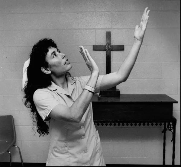 Karla Faye Tucker, de 23 años, durante un robo cometido con unos amigos asesinó con un pico a su conocido y a su novia el 13 de junio de 1983. En el tribunal, los testigos aseguraron que la mujer sonreía durante el asesinato. En prisión, Tucker, como muchos otros condenados a muerte, se convirtió en una cristiana devota, mostrando remordimiento, por lo que muchos pidieron al gobernador de Texas, George W. Bush, que la perdonara. No obstante, las peticiones fueron negadas y el 3 de febrero de 1998 la mujer fue ejecutada. Karla Faye Tucker, de 23 años, durante un robo cometido con unos amigos asesinó con un pico a su conocido y a su novia el 13 de junio de 1983. En el tribunal, los testigos aseguraron que la mujer sonreía durante el asesinato. En prisión, Tucker, como muchos otros condenados a muerte, se convirtió en una cristiana devota, mostrando remordimiento, por lo que muchos pidieron al gobernador de Texas, George W. Bush, que la perdonara. No obstante, las peticiones fueron negadas y el 3 de febrero de 1998 la mujer fue ejecutada. - Sputnik Mundo