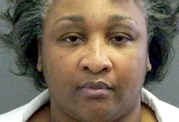 Kimberly McCarthy fue condenada por el brutal asesinato de su vecina de 71 años. Golpeó a su víctima en la cabeza con un candelabro y la apuñaló con un cuchillo de carnicero. Dado que el anillo de compromiso de diamantes de la jubilada no salía de su mano, McCarthy le cortó el dedo. La mujer tenía 36 años al momento de su ejecución en 2013. Kimberly McCarthy fue condenada por el brutal asesinato de su vecina de 71 años. Golpeó a su víctima en la cabeza con un candelabro y la apuñaló con un cuchillo de carnicero. Dado que el anillo de compromiso de diamantes de la jubilada no salía de su mano, McCarthy le cortó el dedo. La mujer tenía 36 años al momento de su ejecución en 2013. - Sputnik Mundo