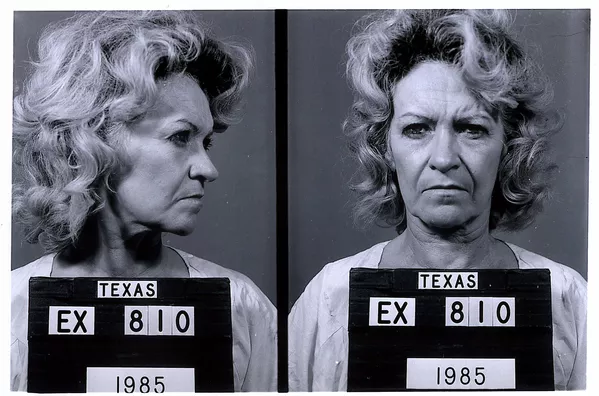 Betty Lou Beets disparó y mató a su quinto marido en 1983. La propia acusada insistió en que su esposo Jimmy Beets la maltrataba. Sin embargo, la Fiscalía creía que la mujer simplemente quería cobrar el seguro y la pensión. En el transcurso de la investigación resultó que de la misma manera la asesina terminó con su cuarto marido. Además, intentó dispararle a su segundo marido y atropellar al tercero con un vehículo, pero los dos hombres sobrevivieron. En el momento de su ejecución en 2000, Beets, de 62 años, tenía cinco hijos, nueve nietos y seis bisnietos. Betty Lou Beets disparó y mató a su quinto marido en 1983. La propia acusada insistió en que su esposo Jimmy Beets la maltrataba. Sin embargo, la Fiscalía creía que la mujer simplemente quería cobrar el seguro y la pensión. En el transcurso de la investigación resultó que de la misma manera la asesina terminó con su cuarto marido. Además, intentó dispararle a su segundo marido y atropellar al tercero con un vehículo, pero los dos hombres sobrevivieron. En el momento de su ejecución en 2000, Beets, de 62 años, tenía cinco hijos, nueve nietos y seis bisnietos. - Sputnik Mundo