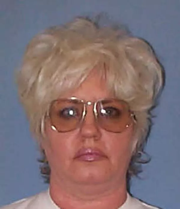 Lynda Lyon Block, de 45 años, fue condenada a muerte por dispararle con su esposo a un oficial de la Policía en 1993 en un estacionamiento de un centro comercial mientras el agente intentaba verificar sus documentos. La pareja intentó escapar, ya que eran buscados por cargos de una paliza. Lynda Lyon Block fue electrocutada en 2002. Lynda Lyon Block, de 45 años, fue condenada a muerte por dispararle con su esposo a un oficial de la Policía en 1993 en un estacionamiento de un centro comercial mientras el agente intentaba verificar sus documentos. La pareja intentó escapar, ya que eran buscados por cargos de una paliza. Lynda Lyon Block fue electrocutada en 2002. - Sputnik Mundo