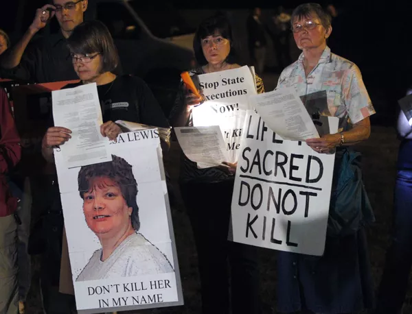 Teresa Lewis, de 33 años, con la ayuda de sus amantes, asesinó el 30 de octubre de 2002 a su esposo e hijastro para obtener los pagos del seguro. Los abogados de la mujer intentaron demostrar que Lewis padecía problemas de salud mental, ya que el coeficiente intelectual era solo de 72 y las personas con el de menos de 70 se consideran mentalmente retrasados. Sin embargo, la mujer fue condenada a muerte y sus cómplices a cadena perpetua. En el momento de su ejecución en 2010, Lewis tenía 41 años. En la foto los manifestantes protestan contra la ejecución de la asesina. Teresa Lewis, de 33 años, con la ayuda de sus amantes, asesinó el 30 de octubre de 2002 a su esposo e hijastro para obtener los pagos del seguro. Los abogados de la mujer intentaron demostrar que Lewis padecía problemas de salud mental, ya que el coeficiente intelectual era solo de 72 y las personas con el de menos de 70 se consideran mentalmente retrasados. Sin embargo, la mujer fue condenada a muerte y sus cómplices a cadena perpetua. En el momento de su ejecución en 2010, Lewis tenía 41 años. En la foto los manifestantes protestan contra la ejecución de la asesina. - Sputnik Mundo