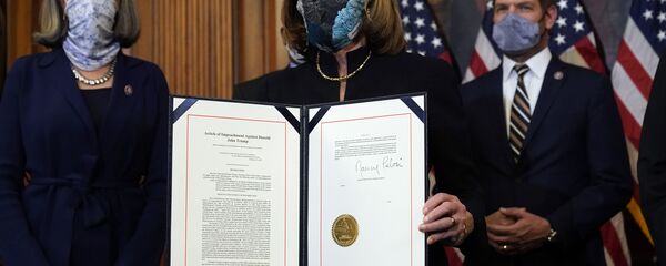 Спикер Нэнси Пелоси во время презентации подписанного соглашения о импичменте президента США Дональда Трампа - Sputnik Mundo