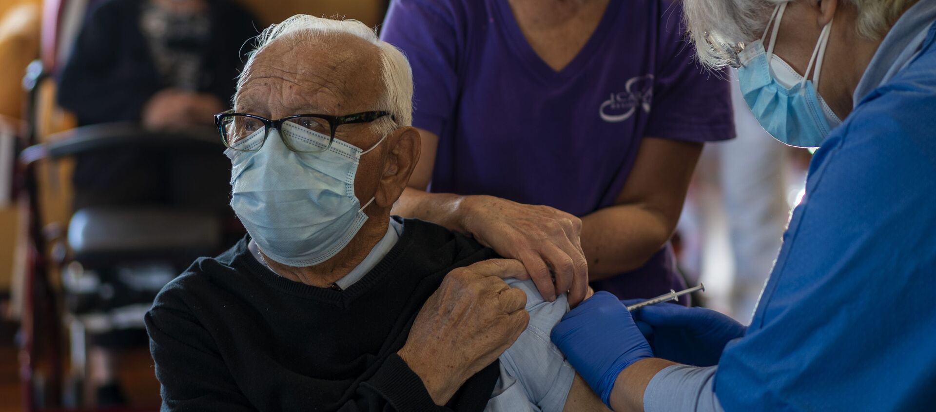 Una enfermera administra la vacuna Pfizer-BioNTech COVID-19 a un anciana en Barcelona - Sputnik Mundo, 1920, 14.01.2021