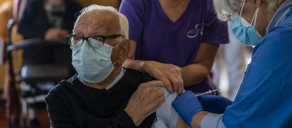 Una enfermera administra la vacuna Pfizer-BioNTech COVID-19 a un anciana en Barcelona - Sputnik Mundo