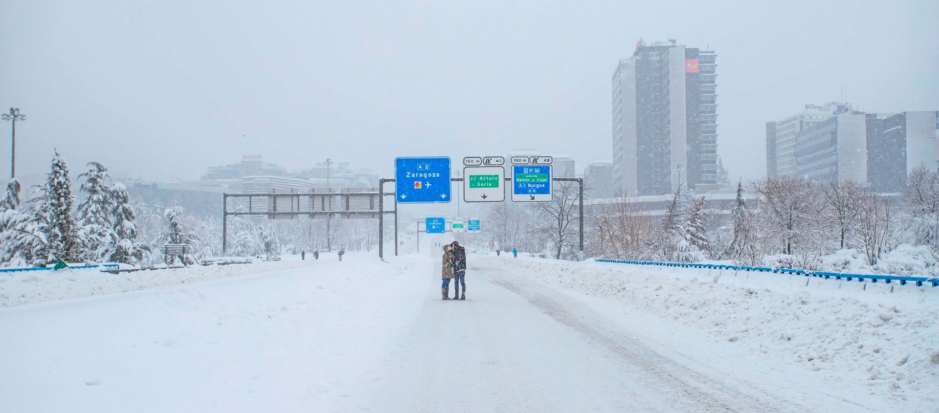 Pareja besándose bajo la nieve en Madrid - Sputnik Mundo, 1920, 25.01.2021