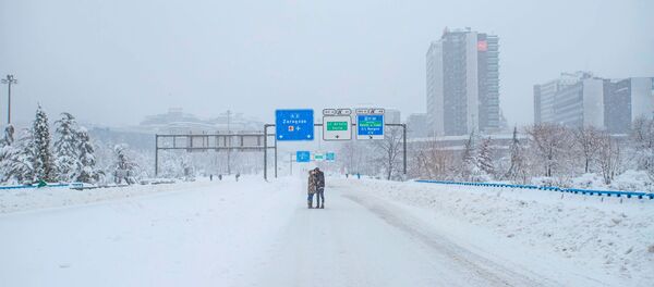 Pareja besándose bajo la nieve en Madrid - Sputnik Mundo