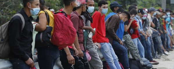 Unos migrantes (archivo) - Sputnik Mundo