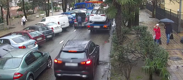 Una grúa casi aplasta a un hombre con el auto que transportaba - Sputnik Mundo