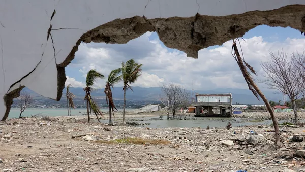 Las ruinas de edificios dañados por un terremoto en Célebes (Indonesia) Las ruinas de edificios dañados por un terremoto en Célebes (Indonesia)