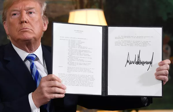 Uno de los principales logros de Obama que Trump criticó fue el llamado acuerdo nuclear con Irán, alcanzado en 2015 por Teherán y EEUU, Rusia, China, Alemania, Francia y el Reino Unido. Esto logró que Teherán abandonara su programa nuclear a cambio de la eliminación de las sanciones económicas. En mayo de 2018, Trump anunció la retirada unilateral de EEUU del acuerdo. Uno de los principales logros de Obama que Trump criticó fue el llamado acuerdo nuclear con Irán, alcanzado en 2015 por Teherán y EEUU, Rusia, China, Alemania, Francia y el Reino Unido. Esto logró que Teherán abandonara su programa nuclear a cambio de la eliminación de las sanciones económicas. En mayo de 2018, Trump anunció la retirada unilateral de EEUU del acuerdo. - Sputnik Mundo