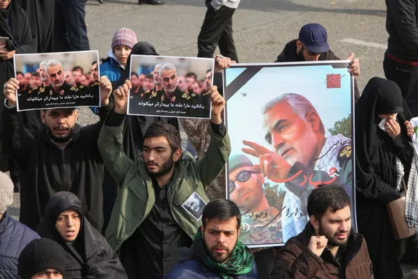 En la noche del 2 de enero de 2020, EEUU llevó a cabo un ataque con misiles en Bagdad para asesinar al general Qasem Soleimani, el segundo hombre en la arena política de Irán que estaba al mando de la unidad Quds de las fuerzas especiales del Cuerpo de la Guardia Revolucionaria Islámica. El Pentágono declaró que el ataque había sido ordenado por el presidente de EEUU, Donald Trump, quien calificó al general asesinado como el terrorista número uno del mundo. En la foto: participantes en una marcha en Teherán en memoria del general Soleimani asesinado, 3 de enero de 2020. En la noche del 2 de enero de 2020, EEUU llevó a cabo un ataque con misiles en Bagdad para asesinar al general Qasem Soleimani, el segundo hombre en la arena política de Irán que estaba al mando de la unidad Quds de las fuerzas especiales del Cuerpo de la Guardia Revolucionaria Islámica. El Pentágono declaró que el ataque había sido ordenado por el presidente de EEUU, Donald Trump, quien calificó al general asesinado como el terrorista número uno del mundo. En la foto: participantes en una marcha en Teherán en memoria del general Soleimani asesinado, 3 de enero de 2020. - Sputnik Mundo