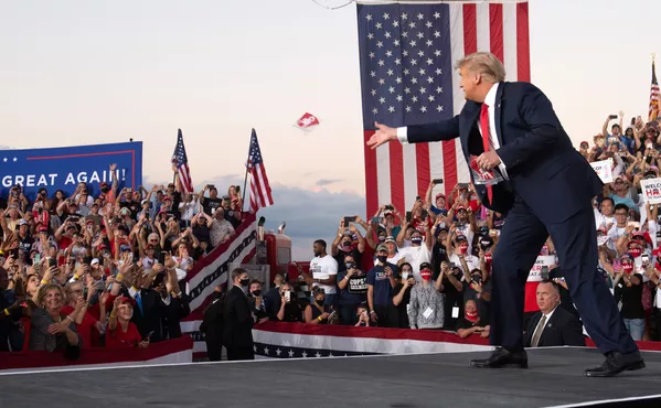 A pesar de los éxitos en política interna, como el regreso de empresas estadounidenses a EEUU, Trump no logró aplicar plenamente su programa para hacer que Estados Unidos fuera grande otra vez. En particular, no logró revocar la reforma del sistema de salud de Barack Obama y detener la afluencia ilegal de inmigrantes al país. En la foto: Donald Trump habla con sus seguidores en el aeropuerto de Orlando, donde llegó para participar en una marcha de Make America Great Again en octubre de 2020. A pesar de los éxitos en política interna, como el regreso de empresas estadounidenses a EEUU, Trump no logró aplicar plenamente su programa para hacer que Estados Unidos fuera grande otra vez. En particular, no logró revocar la reforma del sistema de salud de Barack Obama y detener la afluencia ilegal de inmigrantes al país. En la foto: Donald Trump habla con sus seguidores en el aeropuerto de Orlando, donde llegó para participar en una marcha de Make America Great Again en octubre de 2020. - Sputnik Mundo