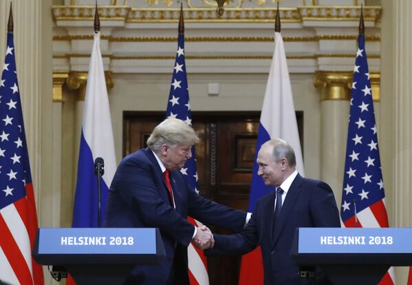 Durante su campaña y la primera parte de su presidencia, Trump declaró su intención de mejorar las relaciones con Rusia. Sin embargo, bajo su Administración, Washington aumentó la presión de las sanciones sobre Moscú. El país norteamericano hizo esfuerzos especiales para evitar la construcción del proyecto Nord Stream 2 que compite con las entregas de gas natural licuado de EEUU a Europa. En la foto: el presidente de EEUU, Donald Trump, y el presidente ruso, Vladímir Putin, se reúnen en Helsinki, julio de 2018.  - Sputnik Mundo