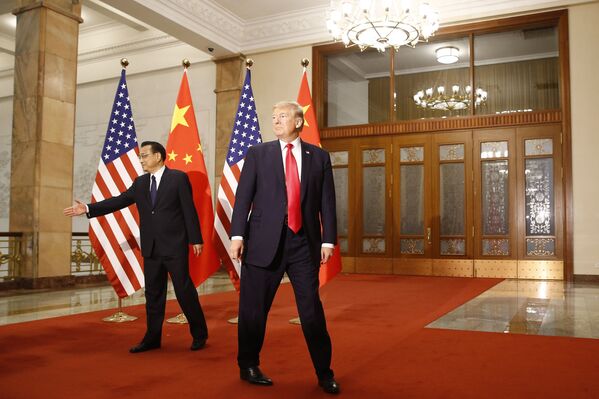 En la escena internacional, Trump ha luchado activamente por el dominio de EEUU y por romper el sistema habitual de controles y equilibrios. Uno de sus principales 'logros' en esta área fue desatar una guerra comercial con China. En la foto: Donald Trump y el primer ministro chino, Li Keqiang, durante una reunión en Pekín, noviembre de 2017.   - Sputnik Mundo