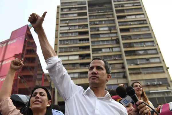 A principios de marzo de 2017, Trump firmó una orden ejecutiva que suspendía la entrada al país de los ciudadanos de Irán, Libia, Siria, Somalia, Sudán y Yemen durante 90 días. En la foto: manifestantes contra la prohibición del presidente de EEUU, Donald Trump, en el aeropuerto internacional de Los Ángeles, enero de 2017. A principios de marzo de 2017, Trump firmó una orden ejecutiva que suspendía la entrada al país de los ciudadanos de Irán, Libia, Siria, Somalia, Sudán y Yemen durante 90 días. En la foto: manifestantes contra la prohibición del presidente de EEUU, Donald Trump, en el aeropuerto internacional de Los Ángeles, enero de 2017. - Sputnik Mundo