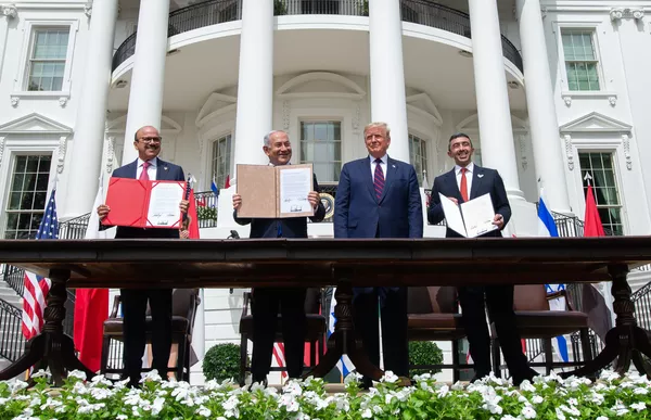 Uno de los indudables éxitos de Trump en la política exterior es la normalización de las relaciones entre los Emiratos Árabes Unidos e Israel bajo su activa mediación. Un tratado correspondiente se firmó el 15 de septiembre de 2020. Uno de los indudables éxitos de Trump en la política exterior es la normalización de las relaciones entre los Emiratos Árabes Unidos e Israel bajo su activa mediación. Un tratado correspondiente se firmó el 15 de septiembre de 2020. - Sputnik Mundo
