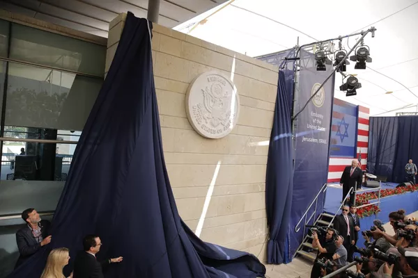 Durante su campaña, Trump prometió reconocer Jerusalén como la capital de Israel y trasladar la Embajada de EEUU allí desde Tel Aviv. En la foto: la asesora presidencial Ivanka Trump y el secretario del Tesoro, Steve Mnuchin, durante la ceremonia de apertura de la nueva Embajada de EEUU en Jerusalén, mayo de 2018. Durante su campaña, Trump prometió reconocer Jerusalén como la capital de Israel y trasladar la Embajada de EEUU allí desde Tel Aviv. En la foto: la asesora presidencial Ivanka Trump y el secretario del Tesoro, Steve Mnuchin, durante la ceremonia de apertura de la nueva Embajada de EEUU en Jerusalén, mayo de 2018. - Sputnik Mundo