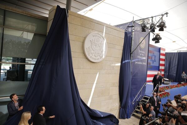 Durante su campaña, Trump prometió reconocer Jerusalén como la capital de Israel y trasladar la Embajada de EEUU allí desde Tel Aviv. En la foto: la asesora presidencial Ivanka Trump y el secretario del Tesoro, Steve Mnuchin, durante la ceremonia de apertura de la nueva Embajada de EEUU en Jerusalén, mayo de 2018.  - Sputnik Mundo