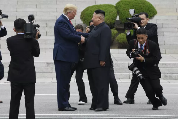 Donald Trump llegó a ser el primer presidente de EEUU en visitar Corea del Norte. En la foto: el presidente de EEUU, Donald Trump, y el líder norcoreano, Kim Jong-un, en la aldea fronteriza de Panmunjom en la zona desmilitarizada, junio de 2019. Donald Trump llegó a ser el primer presidente de EEUU en visitar Corea del Norte. En la foto: el presidente de EEUU, Donald Trump, y el líder norcoreano, Kim Jong-un, en la aldea fronteriza de Panmunjom en la zona desmilitarizada, junio de 2019. - Sputnik Mundo