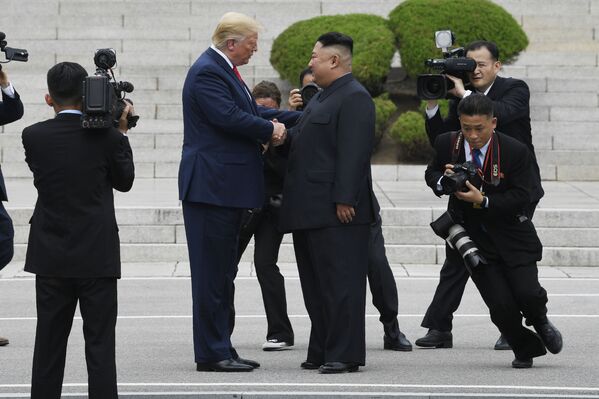 Donald Trump llegó a ser el primer presidente de EEUU en visitar Corea del Norte. En la foto: el presidente de EEUU, Donald Trump, y el líder norcoreano, Kim Jong-un, en la aldea fronteriza de Panmunjom en la zona desmilitarizada, junio de 2019. - Sputnik Mundo