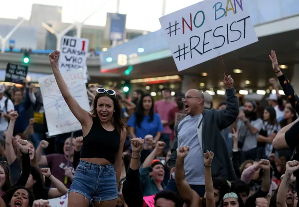 A principios de marzo de 2017, Trump firmó una orden ejecutiva que suspendía la entrada al país de los ciudadanos de Irán, Libia, Siria, Somalia, Sudán y Yemen durante 90 días. En la foto: manifestantes contra la prohibición del presidente de EEUU, Donald Trump, en el aeropuerto internacional de Los Ángeles, enero de 2017. A principios de marzo de 2017, Trump firmó una orden ejecutiva que suspendía la entrada al país de los ciudadanos de Irán, Libia, Siria, Somalia, Sudán y Yemen durante 90 días. En la foto: manifestantes contra la prohibición del presidente de EEUU, Donald Trump, en el aeropuerto internacional de Los Ángeles, enero de 2017. - Sputnik Mundo