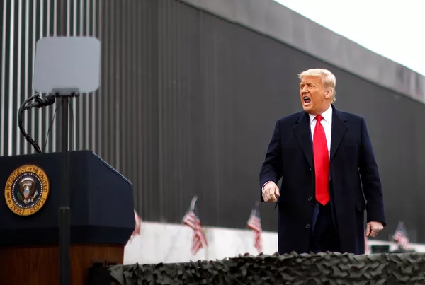 Una de las más famosas fue la promesa de Trump de construir un muro en la frontera con México. Sin embargo, este proyecto no se materializó. Desde enero de 2017 hasta el 18 de diciembre de 2020, se construyeron 704 km del muro, mientras que la longitud de la frontera entre EEUU y México es de 3.100 km. En la foto: Donald Trump durante una visita a Álamo, Texas, el 12 de enero de 2021. Una de las más famosas fue la promesa de Trump de construir un muro en la frontera con México. Sin embargo, este proyecto no se materializó. Desde enero de 2017 hasta el 18 de diciembre de 2020, se construyeron 704 km del muro, mientras que la longitud de la frontera entre EEUU y México es de 3.100 km. En la foto: Donald Trump durante una visita a Álamo, Texas, el 12 de enero de 2021. - Sputnik Mundo