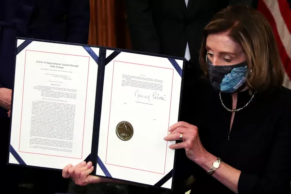 La toma del Capitolio fue la razón para que la Cámara de Representantes del Congreso inició el segundo juicio político contra Trump. Los demócratas lo acusaron de incitar a sus partidarios a la sedición, y el 14 de enero de 2020, se votó para impugnar al 45 presidente de Estados Unidos. Así, Trump se convirtió en el primer presidente en la historia del país en ser sometido a dos juicios políticos. En la foto: la presidenta de la Cámara de Representantes, la demócrata Nancy Pelosi, muestra el acta de aprobación del proceso de 'impeachment'. La toma del Capitolio fue la razón para que la Cámara de Representantes del Congreso inició el segundo juicio político contra Trump. Los demócratas lo acusaron de incitar a sus partidarios a la sedición, y el 14 de enero de 2020, se votó para impugnar al 45 presidente de Estados Unidos. Así, Trump se convirtió en el primer presidente en la historia del país en ser sometido a dos juicios políticos. En la foto: la presidenta de la Cámara de Representantes, la demócrata Nancy Pelosi, muestra el acta de aprobación del proceso de 'impeachment'. - Sputnik Mundo