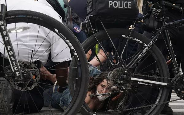 El último año de la presidencia de Trump se ha caracterizado por una agitación y una violencia sin precedentes en todo el país, provocada por el asesinato del afroestadounidense George Floyd en un arresto realizado en mayo de 2020 en Minneapolis y por el auge del movimiento Black Lives Matter. En la foto: un manifestante en la ciudad de Nueva York al ser detenido por la Policía. El último año de la presidencia de Trump se ha caracterizado por una agitación y una violencia sin precedentes en todo el país, provocada por el asesinato del afroestadounidense George Floyd en un arresto realizado en mayo de 2020 en Minneapolis y por el auge del movimiento Black Lives Matter. En la foto: un manifestante en la ciudad de Nueva York al ser detenido por la Policía. - Sputnik Mundo